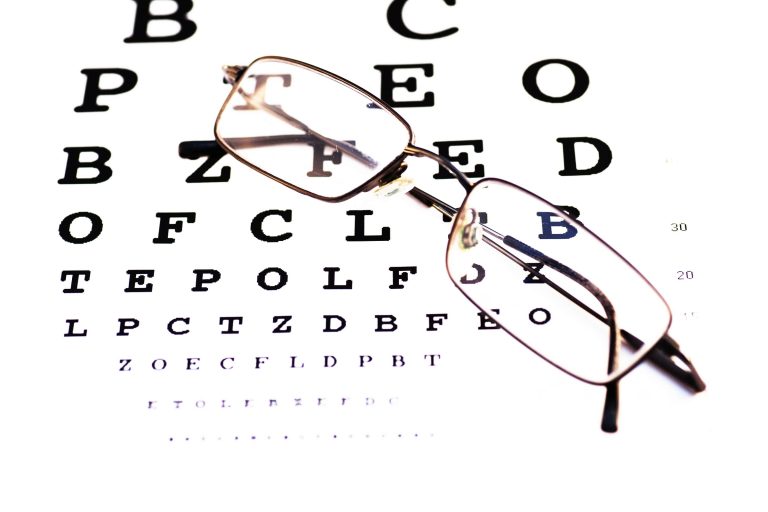 lunettes et tableau de lecture