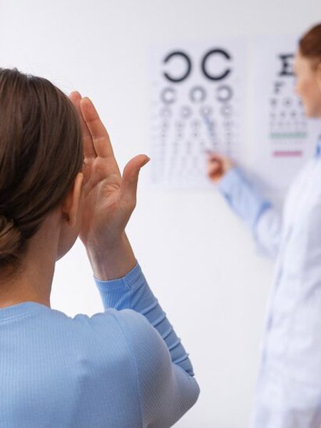 Femme réalisant un test d'acuité visuelle.