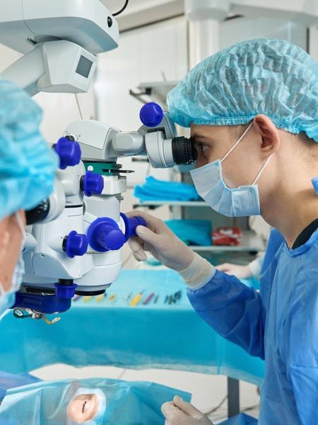 Opération chirurgicale d'un trou maculaire.