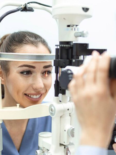 Ophtalmologue oscultant l'œil d'une patiente.