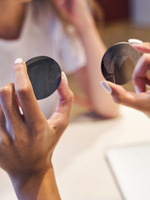 La lumière violette et ses conséquences sur l'œil.