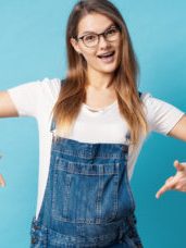 Femme enceinte avec des lunettes