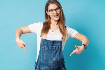 Femme enceinte avec des lunettes