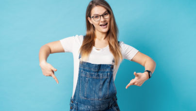 Femme enceinte avec des lunettes