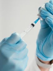 Personne réalisant une injection de faricimab