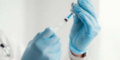 injection-faricimab-resultats Personne réalisant une injection de faricimab