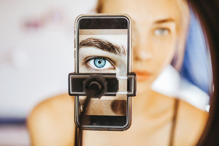 Smartphone avec femme en arrière plan