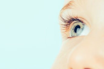 Oeil d'un enfant vu de près