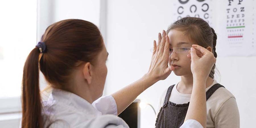 Prévention de l'apparition d'une myopie forte dès l'enfance.